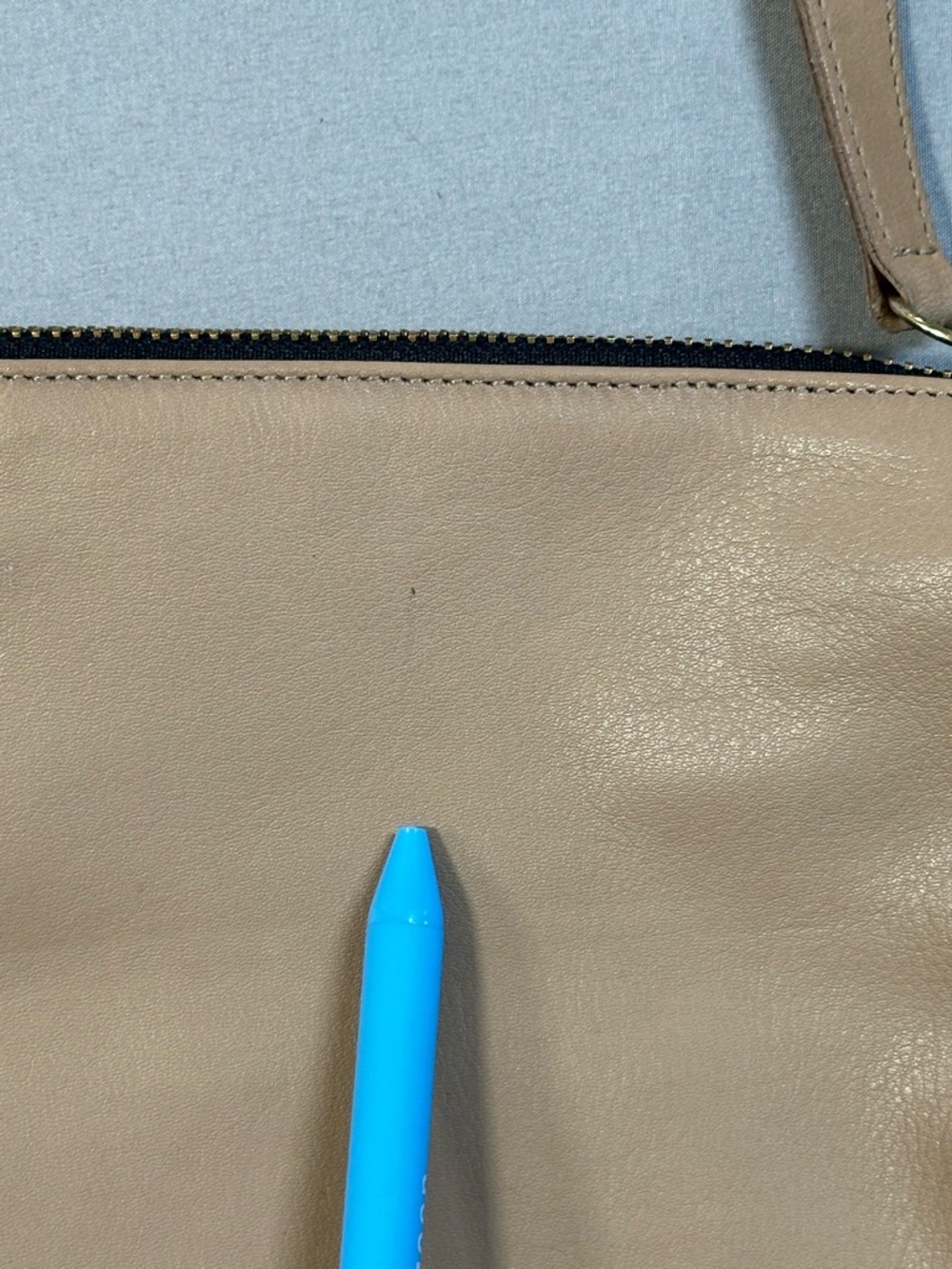 VINTAGE Coach 80s/90s Crossbody Leather Slim Zip Bag/Purse, Taupe/Tan - Picture 14 of 16